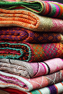 Stoffe, Farben, Textur, bunt, Design, Muster, Textilien, Gewebe, wolle, Weberei, geometrisch, Stoff, Textil-, Materialien, mehrfarbig, Vollbild, Hintergründe, keine Leute, Stapel, Nahansicht, Variation, Wahl, drinnen, Kleidung, Stillleben, große gruppe von gegenständen, Winter, Haufen, Sweatshirt, warme Kleidung, Verkauf, Weichheit, Schal, 4K, CC0, gemeinfrei, lizenzfrei