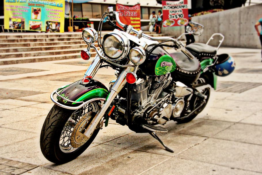 moto, chopper, motor, transport, manera de transport, vehicle terrestre, estacionari, ciutat, bicicleta, dia, persones incidentals, centrar-se en primer pla, carrer, sendera, aparcament, arquitectura, a l'aire lliure, llum solar, scooter, viatjar, llambordes, roda, 2K