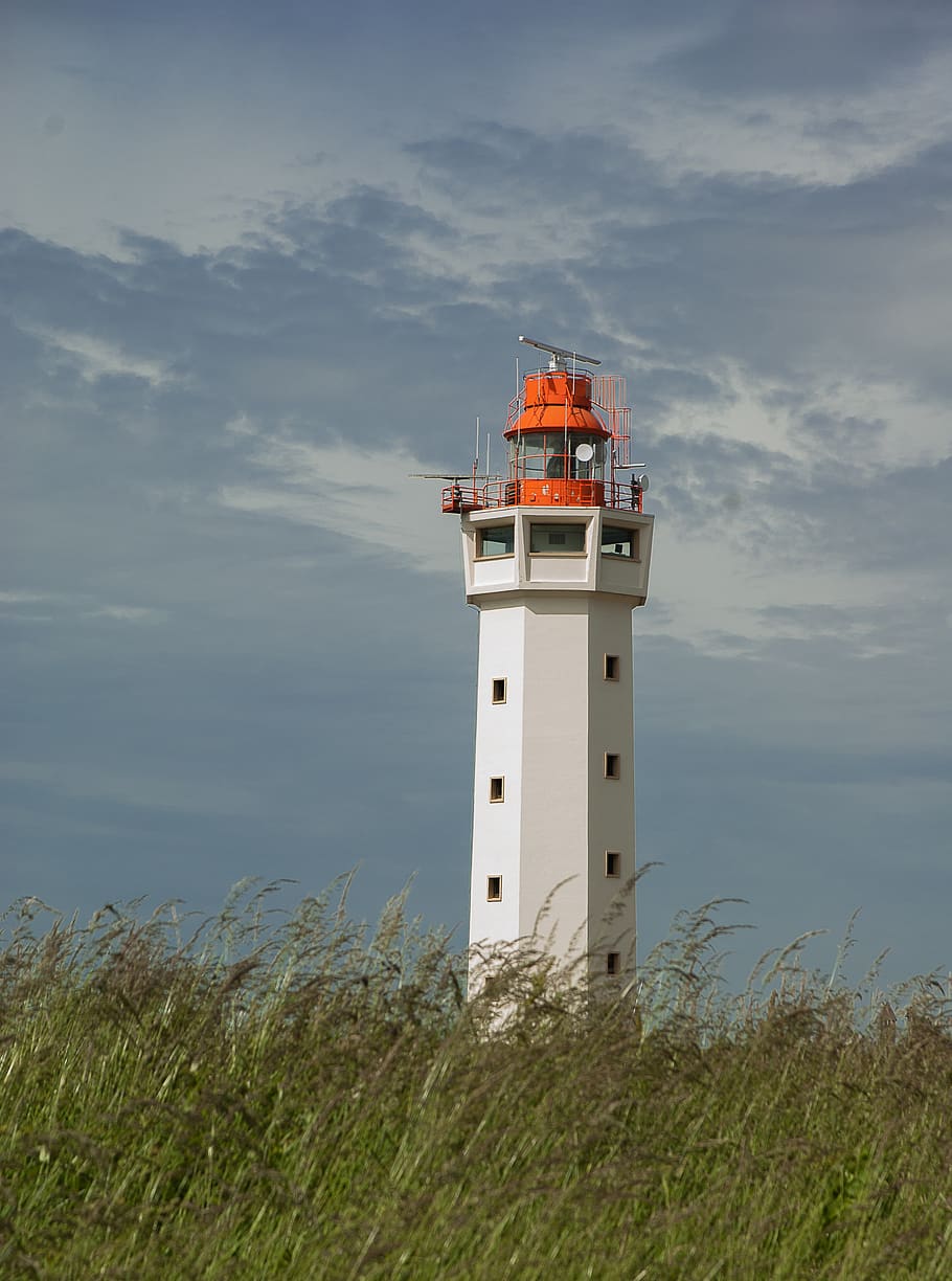 fyrtårn, navigation, semafor, marin, himmel, beskyttelse, sikkerhed, bygning udvendig, tårn, vand, vejledning, sky - himmel, græs, natur, arkitektur, jord, bygget struktur, hav, bygning, ingen mennesker, dag, udendørs, horisont over vand, 2K