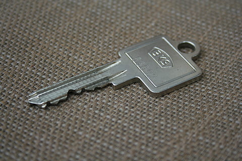 llave, puerta, tecnología, adentro, de cerca, conexión, cable USB, comunicación, nadie, metal, Herramienta de trabajo, equipo, tecnología inalámbrica, solo objeto, vista de alto ángulo, naturaleza muerta, computadora, mesa, problemas sociales, dos objetos, equipo de computadora, equipo eléctrico, acero, color plateado, 2K, CC0, dominio público, libre de derechos