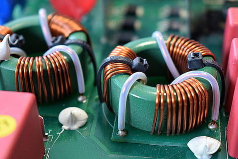 actuel, inductance, circuit, pcb, électronique, bobine, fermer, grand groupe d'objets, choix, personne, multi couleur, variation, métal, La technologie, se concentrer sur le premier plan, bracelet, table, abondance, lien, couleur verte, nature morte, équipement, à l'intérieur, la communication, marché, équipement électrique, 5K, CC0, domaine public, libre de droits