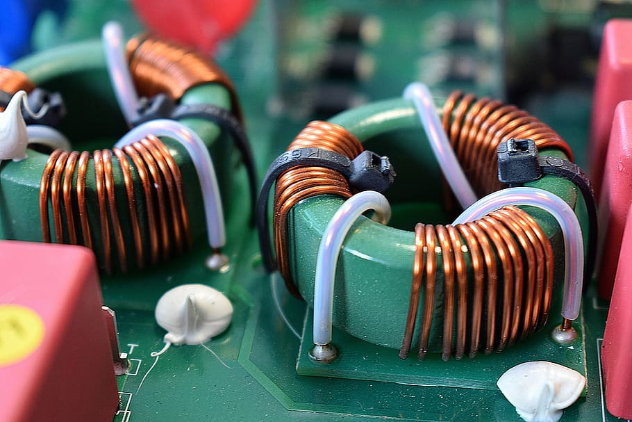 corrent, inductància, circuit, PCB, electrònica, bobina, primer pla, gran grup d'objectes, elecció, cap gent, multicolor, variació, metall, tecnologia, centrar-se en primer pla, polsera, taula, abundància, connexió, braçalet, color verd, natura morta, equipament, a l'interior, comunicació, mercat, equipament elèctric, 5K