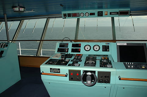 Schiff, Kommandodeck, Kapitän, Marine, Ozean, Navigation, Brücke, Wasser, Radar, Kreuzfahrt, Ausrüstung, Kommandant, Meer, Deck, Transportmittel, Transport, Wasserfahrzeug, Steuerung, Schalttafel, keine Leute, Fahrzeuginnenraum, Nummer, Reise, Passagierfahrzeuge, draußen, Kommunikation, Natur, Glas - Material, Segeln, Text, Yacht, 2K, CC0, gemeinfrei, lizenzfrei