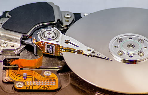 datamaskin, backup, harddisk, data, datalager, databehandling, disk, maskinvare, hdd, hukommelse, data medium, digitalt, indre arbeid, teknologi, lese hodet, pekepenn, borde, masse lagring, musikk, utstyr, kunstkultur og underholdning, nærbilde, metall, innendørs, musikk Instrument, kommunikasjon, elektronikkindustrien, industri, elektrisk utstyr, datamaskin del, ingen folk, data utstyr, forbindelse, ta opp, sølvfarget, 2K, CC0, offentlig domene, opphavsrett gratis