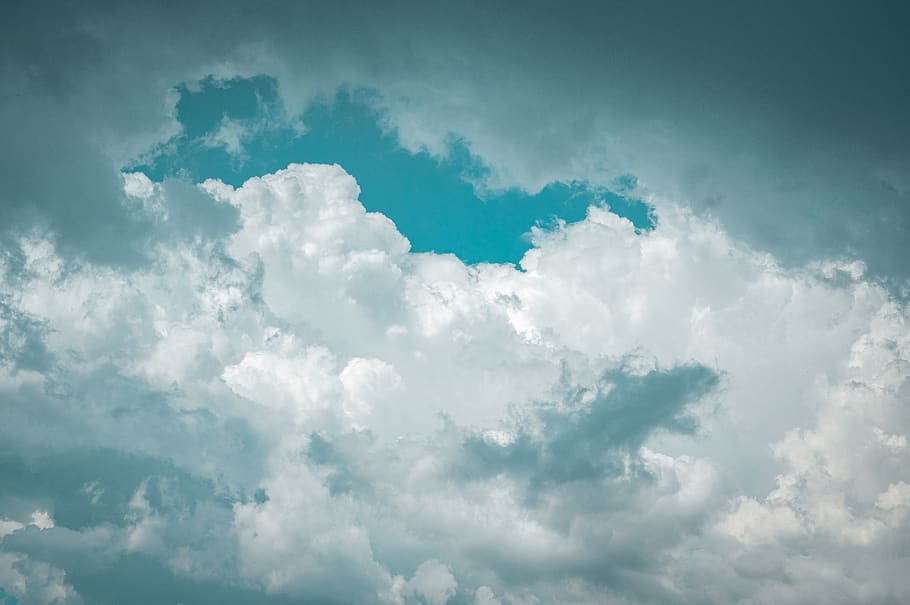 núvols blancs, cel, naturalesa, a l'aire lliure, cel blau, núvol, Cúmulus, temps, República Txeca, trutnov, blanc, núvols, blau, esfera, paisatge, edifici, condomini, habitatge, vehicle, núvol - cel, cloudscape, fons, bellesa a la natura, cap gent, escenics - natura, medi ambient, idíl·lic, Color blanc, tranquil·litat, esponjós, escena tranquil·la, atmosfera, vent, meteorologia, suavitat, clima, brillant, 5K