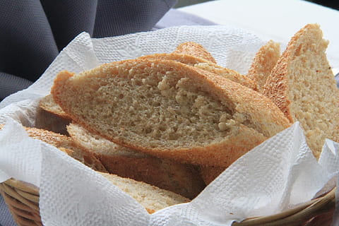 un pan, mie, trozo, comida, comida y bebida, frescura, de cerca, naturaleza muerta, adentro, listo para comer, nadie, servilleta, papel, pañuelo de papel, bienestar, vista de alto ángulo, envase, alimentación saludable, pañuelo facial, rebanada, indulgencia, bocadillo, desayuno, 5K, CC0, dominio público, libre de derechos