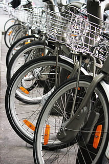 Bici, ruote, cesti, mezzi di trasporto, ruota, modo di trasporto, nessuno, bicicletta, stazionario, veicolo terrestre, giorno, avvicinamento, posteggio, all'aperto, metallo, colore nero, di fila, pneumatico, concentrarsi sulle conoscenze acquisite, città, parcheggio, ha parlato, strada, 5K, CC0, dominio pubblico, privo di copyright