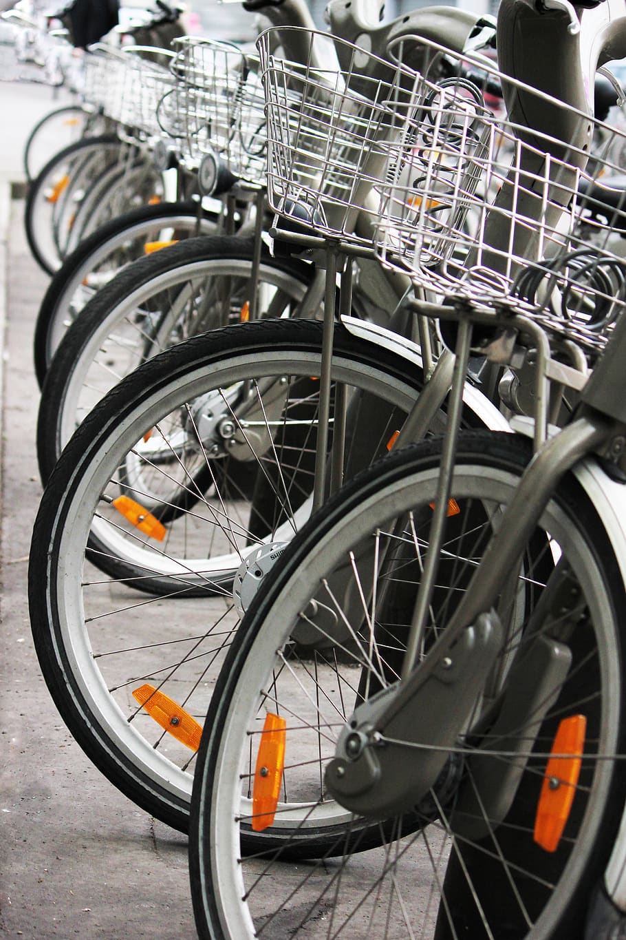 Bici, ruote, cesti, mezzi di trasporto, ruota, modo di trasporto, nessuno, bicicletta, stazionario, veicolo terrestre, giorno, avvicinamento, posteggio, all'aperto, metallo, colore nero, di fila, pneumatico, concentrarsi sulle conoscenze acquisite, città, parcheggio, ha parlato, strada, 5K
