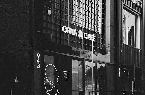 orna, I, botiga de cafeteria, edifici d'oficines, edifici, finestra, text, paraula, feliperizo.co, orna café, plqmr, cafeteria, plqml, vidre, ànec, curitiba, cafè, porta, maó, decoració de la llar, comunicació, guió occidental, signe, exterior de l'edifici, arquitectura, estructura construïda, cap gent, reflexió, vidre - material, informació, orientació, signe d'informació, dia, entrada, símbol de fletxa, ciutat, 4K, CC0, domini públic, lliure de regalies
