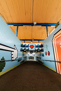 leerer Flur, Transport, Terminal, Fahrzeug, Zug, Bahnhof, Beleuchtung, Gang, U-Bahn, Geländer, Tunnel, Backstein, Pfad, Fußboden, Graffiti, Gehweg, Auto, Autowäsche, Automobil, Wandgemälde, die Architektur, gebaute Struktur, keine Leute, Wasser, Abwesenheit, beleuchtet, Gebäudehülle, Tag, Natur, Lichtanlage, draußen, Decke, leeren, Verbindung, Symmetrie, Bank, 5K, CC0, gemeinfrei, lizenzfrei