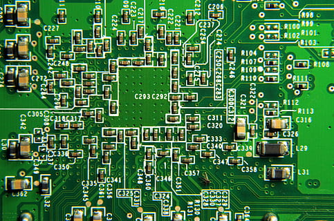 elektronika, komputer, obwody, technologia, zielony kolor, płytka drukowana, czip komputerowy, złożoność, pełna ramka, połączenie, tła, żadnych ludzi, branża elektroniczna, przemysł, zbliżenie, wzór, płyta główna, porozumiewanie się, wyposażenie komputera, Bezpośrednio powyżej, sprzęt, wewnątrz, tekst, element elektryczny, urządzenia przemysłowe, 4K, CC0, domena publiczna, darmowe zdjęcia