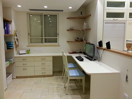 escriptori, taula, treballar, lloc de treball, espai, disseny, ordinador, interior, casa, a l'interior, mobles, habitació domèstica, sòls, cap gent, prestatge, finestra, interior de casa, seient, gabinet, buit, absència, calaix, arquitectura, sòl de rajoles, cadira, tecnologia, sostre, 2K, CC0, domini públic, lliure de regalies