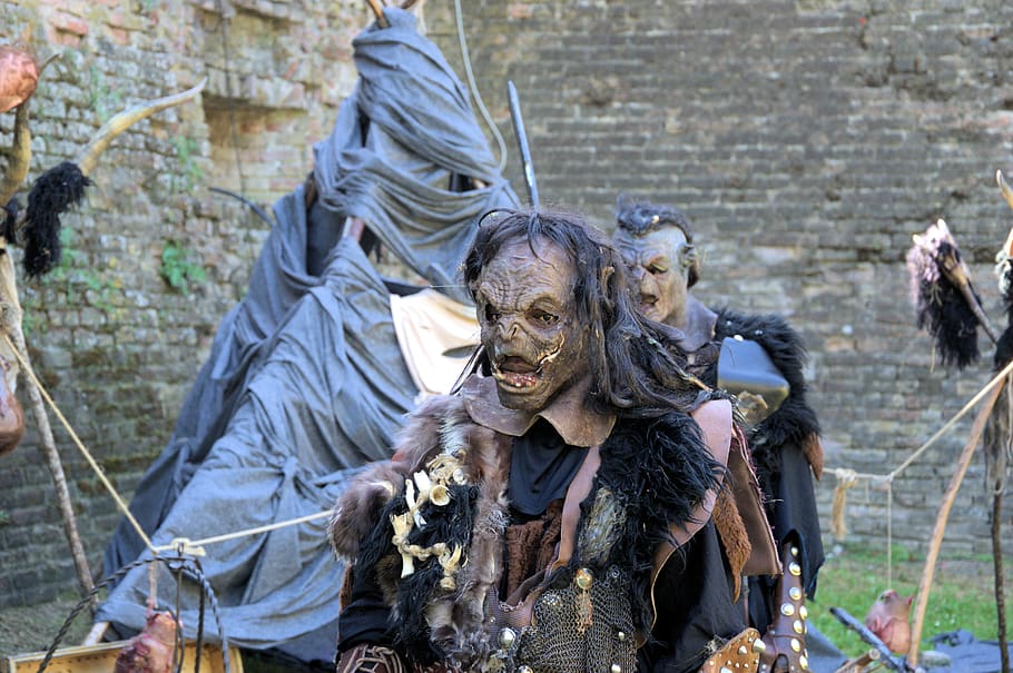 Oger, Hobbit, Tag, Darstellung, Skulptur, Kunst und Handwerk, Fokus auf den Vordergrund, Statue, menschliche Darstellung, Kreativität, keine Leute, Natur, draußen, männliche Ähnlichkeit, Tierwelt, weibliche Ähnlichkeit, Kunst, 5K