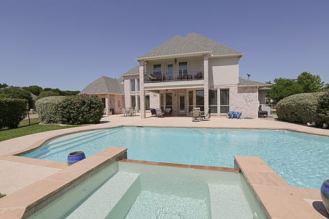 piscina, patio interior, arquitectura, exterior del edificio, estructura construida, edificio, agua, azul, casa, naturaleza, Distrito residencial, planta, día, nadie, árbol, junto a la piscina, patio delantero o trasero, cielo limpio, al aire libre, lujo, 4K, CC0, dominio público, libre de derechos