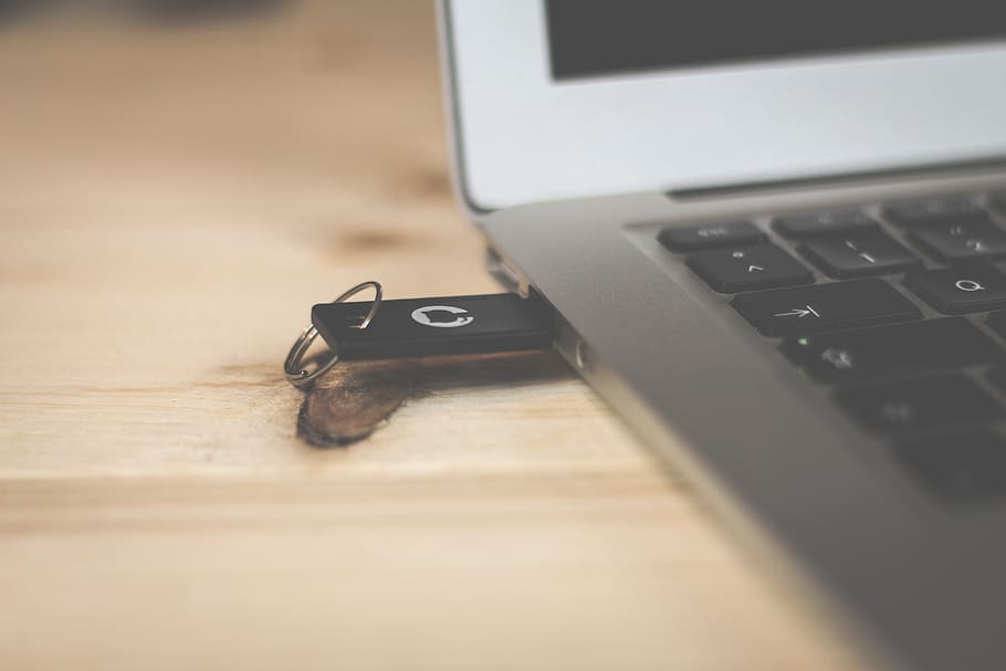 MacBook, portàtil, ordinador, navegador, recerca, escola, estudiar, negocis, usb, tecnologia, taula, tecnologia sense fils, comunicació, a l'interior, teclat d’ordinador, teclat, connexió, cap gent, equips informàtics, primer pla, natura morta, enfocament selectiu, material de fusta, portabilitat, metall, color negre, dispositiu d’informació portàtil, clau d’ordinador, equipament elèctric, 5K