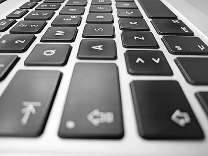 mac, jablko, macintosh, klávesnice, počítač, technologie, počítačová klávesnice, sdělení, bezdrátové technologie, počítačové vybavení, spojení, laptop, počítačovou část, detail, klíč počítače, dopis, nikdo, text, selektivní zaměření, přenosné informační zařízení, abeceda, uvnitř, celý rám, globální komunikace, 4K, CC0, veřejná doména, bez autorských práv