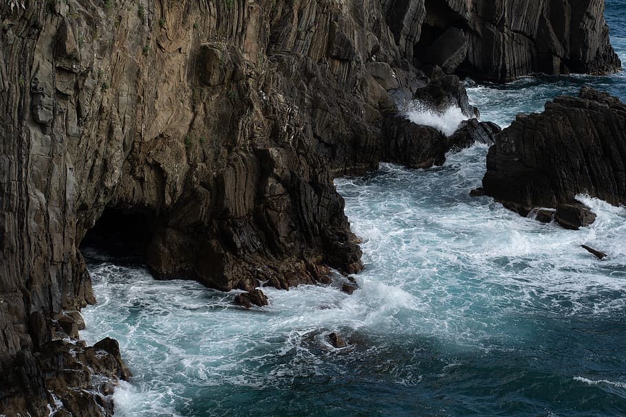 muntanya marró, aigua, naturalesa, oceà, mar, a l'aire lliure, promontori, Itàlia, penya-segat, línia de costa, riomaggiore, via telemaco signorini, Costa, cova, cala, onades del mar, ocell, animal, onades, marró, costes, rock, rock - object, sòlid, bellesa a la natura, moviment, formació de roca, escenics - natura, cap gent, esport, esport aquàtic, dia, exposició llarga, moviment borrós, aigua que flueix, poder a la natura, que flueix, erosionat, formació, 5K