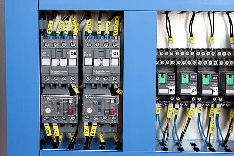 Schalter, Technologie, Daten, Internet, Industrie, Relais, thermisches Relais, Schaltschrank, Verbindung, Elektrizität, Steuerung, Kabel, keine Leute, Nahansicht, Computernetzwerk, Blau, drinnen, Netzwerkanschlussstecker, Computer, Komplexität, Netzwerkserver, Kraftstoff- und Stromerzeugung, Schalttafel, Computerkabel, Kommunikation, Netzteil, elektrische Komponente, elektrische Ausrüstung, 5K, CC0, gemeinfrei, lizenzfrei