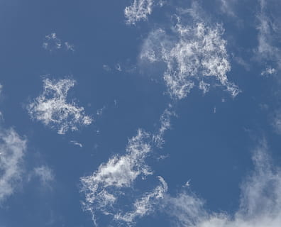 skyer, hvid, blå, fluffy, delikat, mønster, himmel, sky - himmel, lav vinkel visning, skønhed i naturen, scenics - natur, ro, natur, baggrunde, ingen mennesker, rolig scene, dag, hvid farve, udendørs, idyllisk, fuld ramme, cloudscape, sollys, miljø, meteorologi, tjavsede, 1080P, CC0, offentligt domæne, royaltyfrie