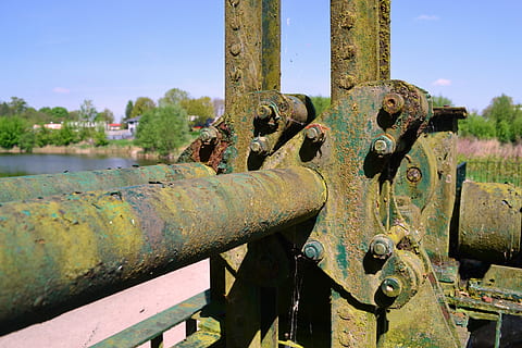 Denkmaltechnik, sperren, technische Konstruktion, Maschine, retro, Metall, rostig, alt, Tag, keine Leute, Nahansicht, Ablehnen, Himmel, Verschlechterung, verlassen, Fokus auf den Vordergrund, Natur, beschädigt, verwittert, draußen, heruntergewirtschaftet, obsolet, Sonnenlicht, Maschinen, Barriere, Kanone, Eisen - Metall, 4K, CC0, gemeinfrei, lizenzfrei