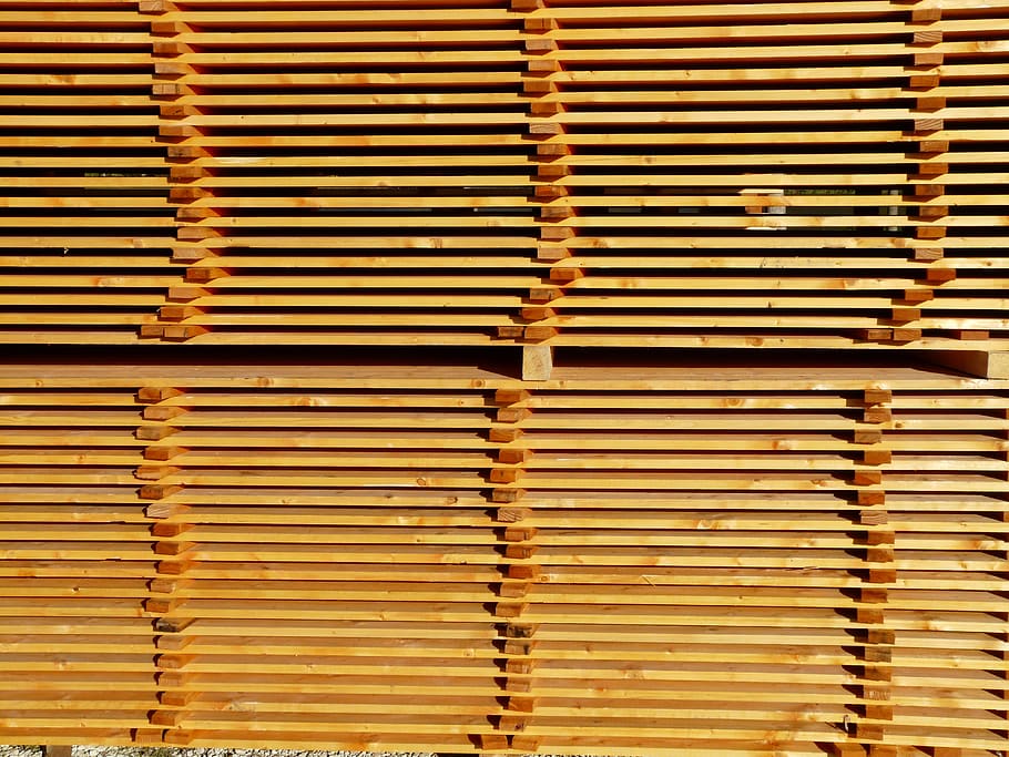 fusta, taules, taulons, emmagatzematge, pila de taulers, pila, marró, producte, serrada, marc complet, fons, patró, cap gent, textura, dia, gran grup d'objectes, primer pla, abundància, material de fusta, repetició, detall, a l'aire lliure, persianes, arquitectura, metall, en fila, estructura construïda, llum solar, 2K