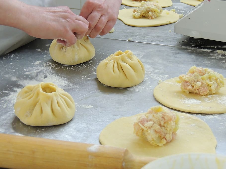 forno, cottura al forno, pane, billetta, cibo e bevande, cibo, preparazione, freschezza, parte del corpo umano, mano umana, preparando il cibo, mano, una persona, in casa, Impasto, cucina, donne, detenzione, persone reali, fabbricazione, tavolo, adulto, parte del corpo, dito, cibo cinese, tentazione, 4K