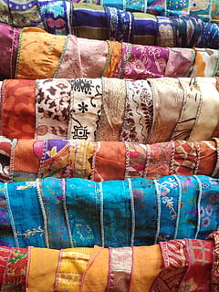 tekstil, mønster, ornament, til salg, valg, multi farvet, variation, detail, marked, tæt på, i en række, stor gruppe af objekter, butik, kollektion, indendørs, handle ind, tøj, arrangement, overflod, lille virksomhed, detailvisning, 2K, CC0, offentligt domæne, royaltyfrie
