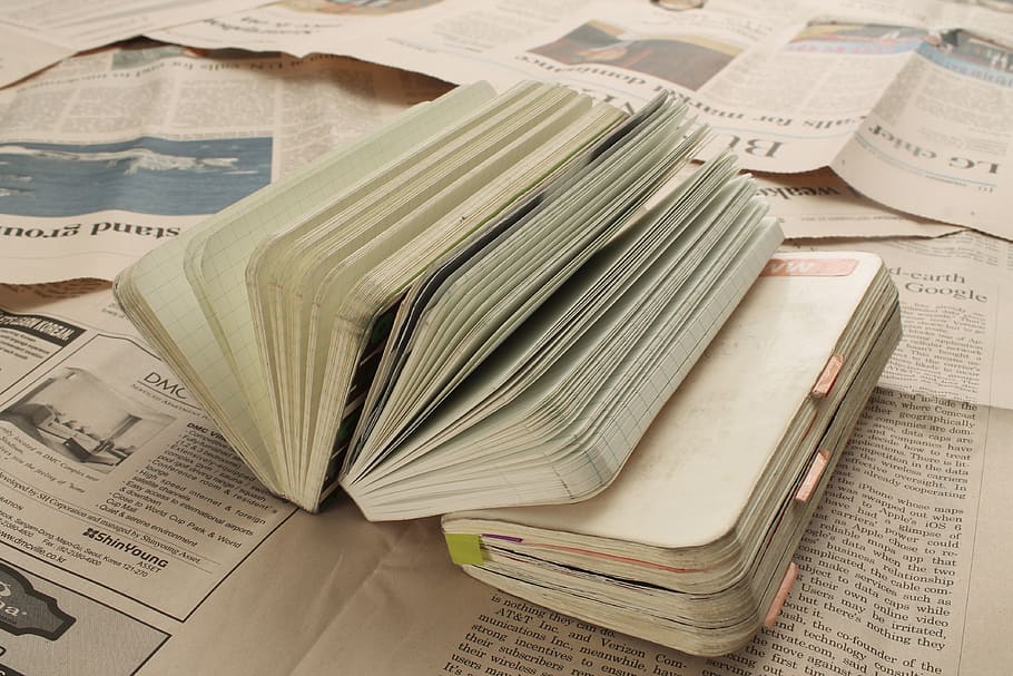 paper, llibre, llibre obert, notes, pila, periòdic, gran grup d'objectes, negocis, a l'interior, publicació, natura morta, educació, els mitjans de comunicació, moneda, Finances, cap gent, abundància, moneda de paper, taula, comunicació, document, 4K