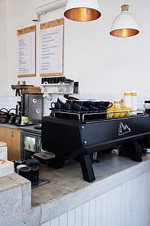 rectangular, negre, mobles, taula, habitació, a l'interior, Escòcia, empresa de cafè cairngorm, fusta, sala d'estar, màquina, fusta contraxapada, sofà, cafè, mínim, cafè especialitzat, especialitat, concret, Edimburgo, disseny, tassa de cafè, cap gent, arquitectura, negocis, equips d’il·luminació, sòls, tecnologia, funció de construcció de parets, indústria, interior de casa, equipament, llum elèctrica, pila, seient, maquinària, dia, Indústria alimentària i de begudes, hospital, 4K, CC0, domini públic, lliure de regalies