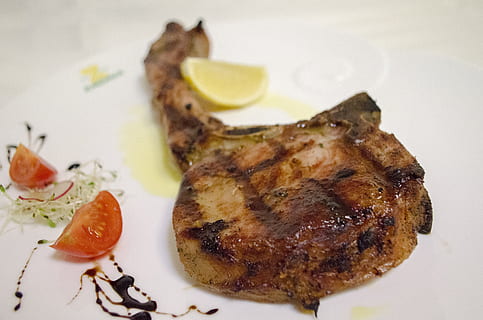 griglia, carne, bbq, cibo e bevande, cibo, frutta, freschezza, agrumi, mangiare sano, pronto a mangiare, piatto, in casa, Limone, avvicinamento, barbecue, pasto, nessuno, grigliato, fetta, frutti di mare, porzioni, lime, cena, contorno, tentazione, 4K, CC0, dominio pubblico, privo di copyright