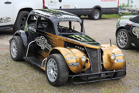 auto, automotive, Old Timer, wijze van transport, vervoer, motorvoertuig, landvoertuig, dag, stationair, geen mensen, retro gestileerd, stad, straat, vintage auto, parkeren, buitenshuis, wiel, architectuur, aantal, zwarte kleur, fabriek, band, 2K, CC0, publiek domein, royaltyvrij