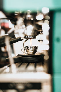 harmaa espressokeitin, kuppi, kahvikuppi, juoma, juoda, espresso, latte, kahvila, ravintola, kypärä, vaatteet, vaatetus, keramiikka, laite, pikkulautanen, takki, sormi, kahvio, kone-, elektroniikka, vahvistin, sisällä, valikoiva tarkennus, lähikuva, ei ihmisiä, kahvinkeitin, kodinkoneet, keittiö, metalli-, koneet, liesi, liike, kotimainen keittiö, kodin huone, poltin - liesi, keittiöväline, Koti, laitteet, päivä, saviastiat, Kasari, 5K, CC0, public domain, rojaltivapaa