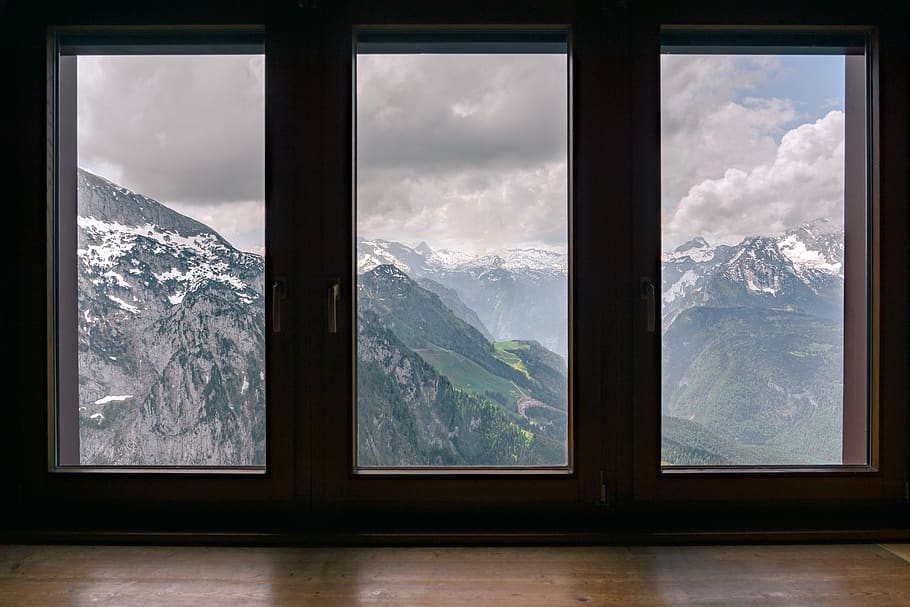 boires, cobert, neu, vista de la serralada, fora, finestra, a l'aire lliure, muntanya, naturalesa, porta, gel, finestra d'imatges, pis, Serra, pantalla, electrònica, monitor, habitatge, edifici, paisatge, fons, finestres, baviera, fons de pantalla, hivern, núvol - cel, escenics - natura, arbre, temperatura de fred, cel, a l'interior, medi ambient, transparent, vidre - material, cap gent, bellesa a la natura, muntanya nevada, mirant la vista, cim de muntanya, 5K