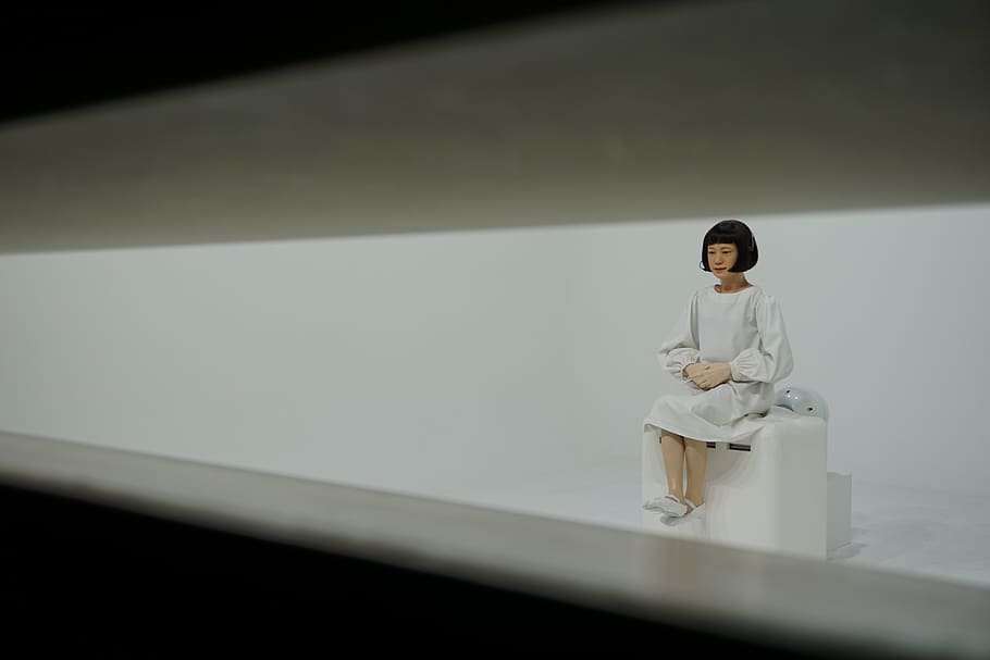 ai, intel · ligència artificial, android, realista, robot, futur, futurista, japonès, Japó, tecnologia, una persona, a l'interior, vista frontal, assegut, longitud completa, retrat, de peu, mirant, dia, tres quarts de longitud, barana, adult jove, infància, emoció, arquitectura, escala, còpia espai, dones joves, innocència, contemplació, pentinat, 5K