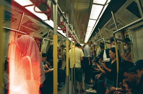 Leute im Zug, Person, Mensch, Zug, bekleidung, Kleidung, Transport, Fahrzeug, Terminal, Bahnhof, U-Bahn, Schuh, Schuhwerk, Film, Experimental-, Innere, Hongkong, Auswirkungen, fujicolor c200, Film brennen, Menschen, Gruppe von Leuten, Menge, große gruppe von menschen, echte Menschen, Männer, öffentliche Verkehrsmittel, Schienenverkehr, Erwachsene, Frau, Reise, Markt, drinnen, Stehen, die Architektur, Transportmittel, Gruppe, 2K, CC0, gemeinfrei, lizenzfrei