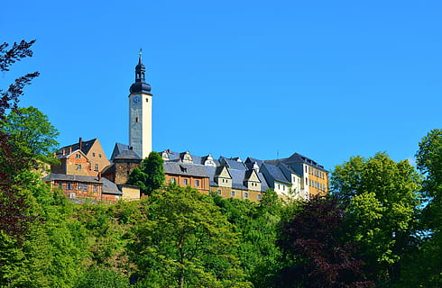 øvre slot, Greiz, arkitektur, bygget struktur, bygning udvendig, bygning, træ, plante, himmel, natur, ingen mennesker, tårn, dag, fortiden, historie, blå, skyfri himmel, vækst, boligområde, udendørs, hus, grøn farve, 5K, CC0, offentligt domæne, royaltyfrie
