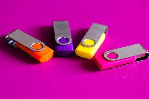 Technologie, Computer, USB, pinke Farbe, farbiger Hintergrund, drinnen, mehrfarbig, Wahl, Studioaufnahme, keine Leute, rosa Hintergrund, Nahansicht, Tabelle, Stillleben, Magenta, Variation, Gruppe von Objekten, Nagelpolitur, Kunst und Handwerk, Blau, Bildung, lila, Smartphone, Kunst- und Handwerksausrüstung, 4K, CC0, gemeinfrei, lizenzfrei