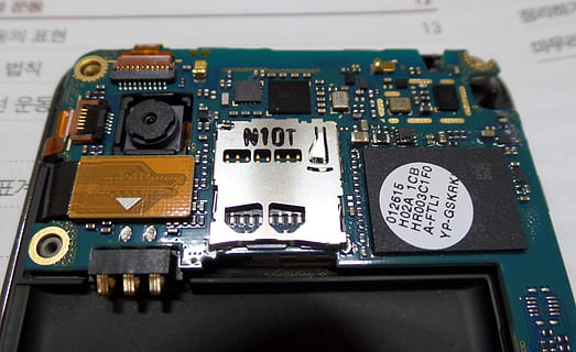 elektroniczne obwody, półprzewodnik, ipod, rozkład, technologia, czip komputerowy, płytka drukowana, branża elektroniczna, zbliżenie, żadnych ludzi, wewnątrz, sprzęt, przemysł, wyposażenie komputera, tekst, złożoność, komputer, połączenie, maszyneria, płyta główna, część komputerowa, precyzja, część maszynowa, sprzęt elektryczny, element elektryczny, 2K, CC0, domena publiczna, darmowe zdjęcia