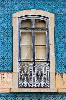 vindue, gammel, gammelt vindue, facade, historisk, forvitret, træ, glas, slå op, bygning, trævinduer, historiske centrum, vinduesrammer, lukket, balkon, smedejern, flise, fliser, algarve, bygning udvendig, arkitektur, bygget struktur, dag, ingen mennesker, blå, hus, murbygningsfunktion, lav vinkel visning, boligområde, udendørs, tekst, mønster, glas - materiale, dør, turkisfarvet, vinduesramme, 4K, CC0, offentligt domæne, royaltyfrie