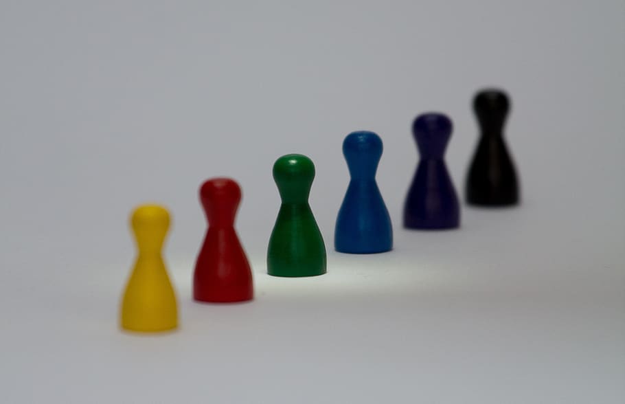 bauer, lavoro di squadra, sfondo, giocare, nessuno, girato in studio, multicolore, in casa, natura morta, scelta, variazione, gruppo di oggetti, preparativi, blu, colore verde, ordine, bottiglia, tavolo, di fila, avvicinamento, grigio, fianco a fianco, contenitore, gruppo medio di oggetti, pedone - pezzo degli scacchi, 2K