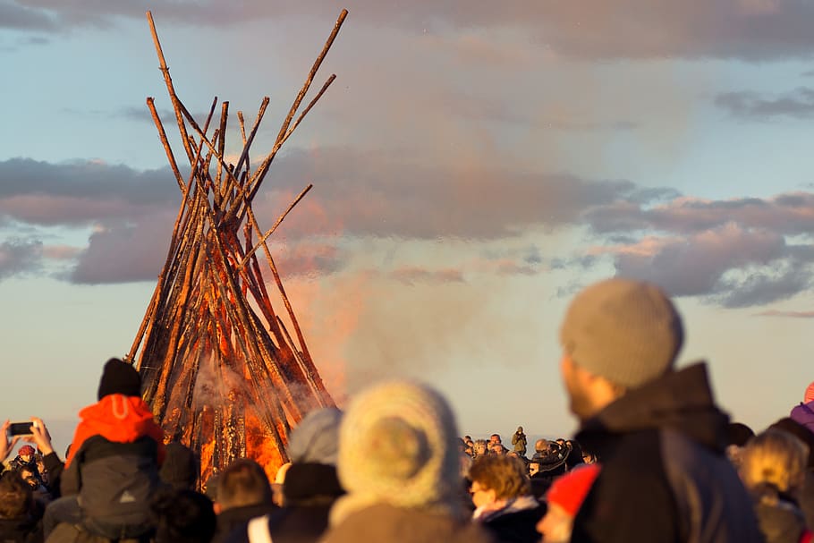 humà, posta de sol, cel, foc de Pasqua, massa, esdeveniment, foc, cremar, grup de persones, llenya, núvols, fusta, estètic, abendstimmung, flama, calor, calenta, llar de foc, brillar, multitud, gran grup de persones, persones reals, núvol - cel, homes, naturalesa, activitat d'oci, estils de vida, adult, dones, creença, a l'aire lliure, religió, espiritualitat, Festival, espectador, 5K