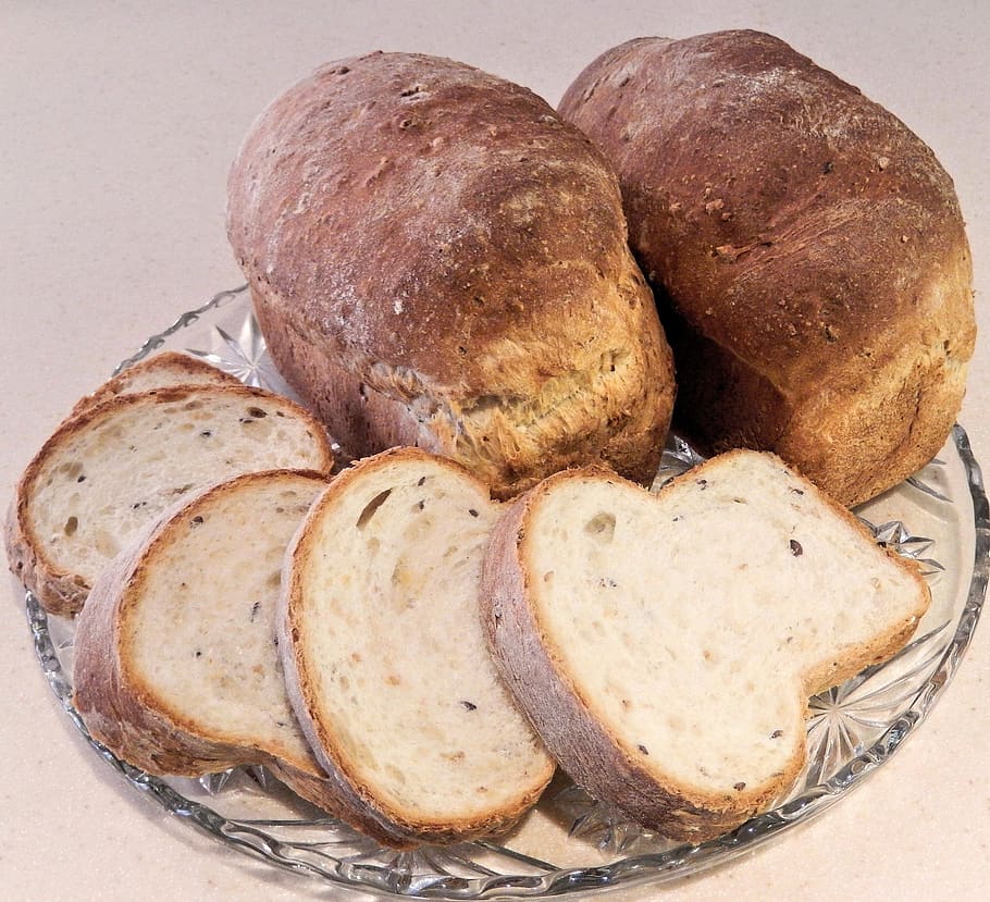 pa, rodanxes, llavors, blat de moro, lli, mantega, menjar, menjar i beguda, frescor, natura morta, primer pla, al forn, benestar, llest per menjar, a l'interior, cap gent, marró, alimentació saludable, cistella, vista d’angle alt, taula, grup d'objectes, contenidor, bun, tir de l'estudi, fer dieta, temptació, berenar, 2K
