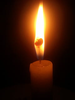 llum, candel, prega, foc, cremant, flama, calor - temperatura, foc - fenomen natural, vela, tir de l'estudi, a l'interior, fons negre, primer pla, fosc, il·luminat, brillant, naturalesa, cap gent, color taronja, còpia espai, habitació fosca, cera, sol objecte, lluminositat, fusió, lluminós, 2K, CC0, domini públic, lliure de regalies