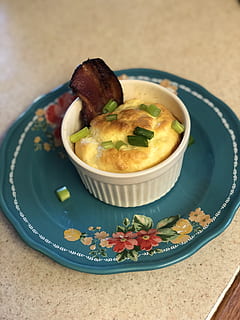 Frühstück, Eier, Souffle, Essen und Trinken, Lebensmittel, Frische, Tabelle, fertig für den Verzehr, Nahansicht, Teller, keine Leute, gesundes Essen, drinnen, Schüssel, Stillleben, Wohlbefinden, Fokus auf den Vordergrund, Obst, High Angle View, Genuss, Süßes Essen, Serviergröße, Süss, Versuchung, Geschirr, Snack, 4K, CC0, gemeinfrei, lizenzfrei