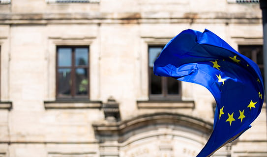 wehende Fahne, Flagge, Symbol, Europa, Union, europäisch, Blau, Star, Sterne, Gelb, EU, Europäische Union, Fenster, Militäruniform, Militär-, Offizier, Postamt, amerikanische Flagge, Emblem, Sonnenhut, Kleidung, die Architektur, Stadt, Gebäudehülle, gebaute Struktur, Patriotismus, Tag, Reiseziele, Regierung, keine Leute, draußen, Fokus auf den Vordergrund, gestalten, Reise, Emotion, Natur, architektonische Säule, 5K, CC0, gemeinfrei, lizenzfrei