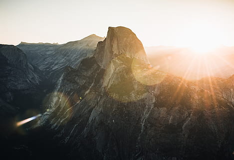 grauer Felsenberg, Licht, Fackel, Natur, draußen, Sonnenaufgang, Sonnenlicht, Berg, Landschaft, Gebirge, Fotografie, Himmel, Dämmerung, Wildnis, Tal, Camping, Sommer-, Gipfel, Solo, Yosemite, Linseneffekt, Sonne, Schönheit in der Natur, Szenen - Natur, Rock, Sonnenstrahl, Rock - Objekt, solide, Ruhe, ruhige Szene, Tag, Land, Umgebung, keine Leute, Felsformation, 2K, CC0, gemeinfrei, lizenzfrei