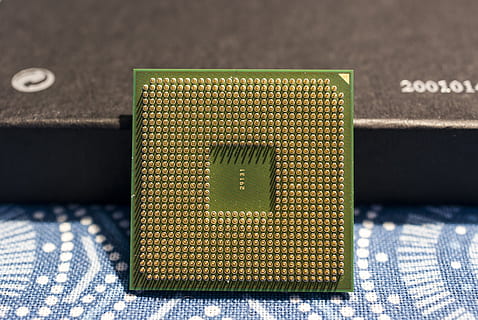 amd sempron 2500, edytor, mikroczip, i, komputer, akcesoria komputerowe, technologia, z tyłu, od tyłu, szpilki, kable, wewnątrz, czip komputerowy, zbliżenie, żadnych ludzi, wyposażenie komputera, złoty kolor, zielony kolor, włókienniczy, finanse, martwa natura, płytka drukowana, bogactwo, biznes, wzór, skupić się na pierwszym planie, przemysł, branża elektroniczna, pojedynczy obiekt, sprzęt elektryczny, procesor, 2K, CC0, domena publiczna, darmowe zdjęcia