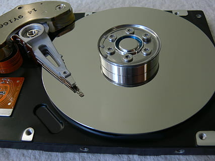 køre, data, udstyr, system, teknologi, computer, netværk, klynge, kontakt, hardware, infrastruktur, harddisk, indendørs, meddelelse, tæt på, høj vinkel visning, forbindelse, metal, optage, ingen mennesker, kunstkultur og underholdning, cirkel, computer del, musik, elektrisk udstyr, geometrisk form, computerudstyr, sølvfarvet, 1080P, CC0, offentligt domæne, royaltyfrie