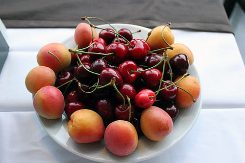 ciliegia, albicocche, frutta, cibo e bevande, cibo, mangiare sano, freschezza, benessere, verdura, tavolo, in casa, ciotola, avvicinamento, natura morta, nessuno, rosso, concentrarsi sulle conoscenze acquisite, pomodoro, giorno, grande gruppo di oggetti, piatto, 5K, CC0, dominio pubblico, privo di copyright