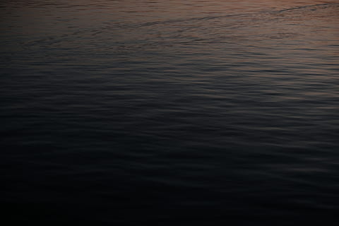 schwarzes Textil, Wasser, draußen, welligkeit, Natur, Ozean, Meer, Paddel, Ruder, Sonnenaufgang, Himmel, Fluss, See, Lagune, Sand, Transport, Horizont, Fahrzeug, roter Himmel, Dämmerung, Hintergründe, keine Leute, gewellt, Bewegung, Ruhe, Vollbild, Schönheit in der Natur, Sonnenuntergang, Ufergegend, Szenen - Natur, Bewegungsunschärfe, ruhige Szene, High Angle View, Betrachtung, 5K, CC0, gemeinfrei, lizenzfrei